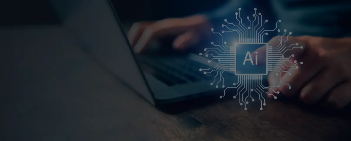 AI Masterclass Person arbeitet an einem Laptop, daneben leuchtet ein KI-Symbol mit der Aufschrift ‚AI‘ in einem digitalen Schaltkreis