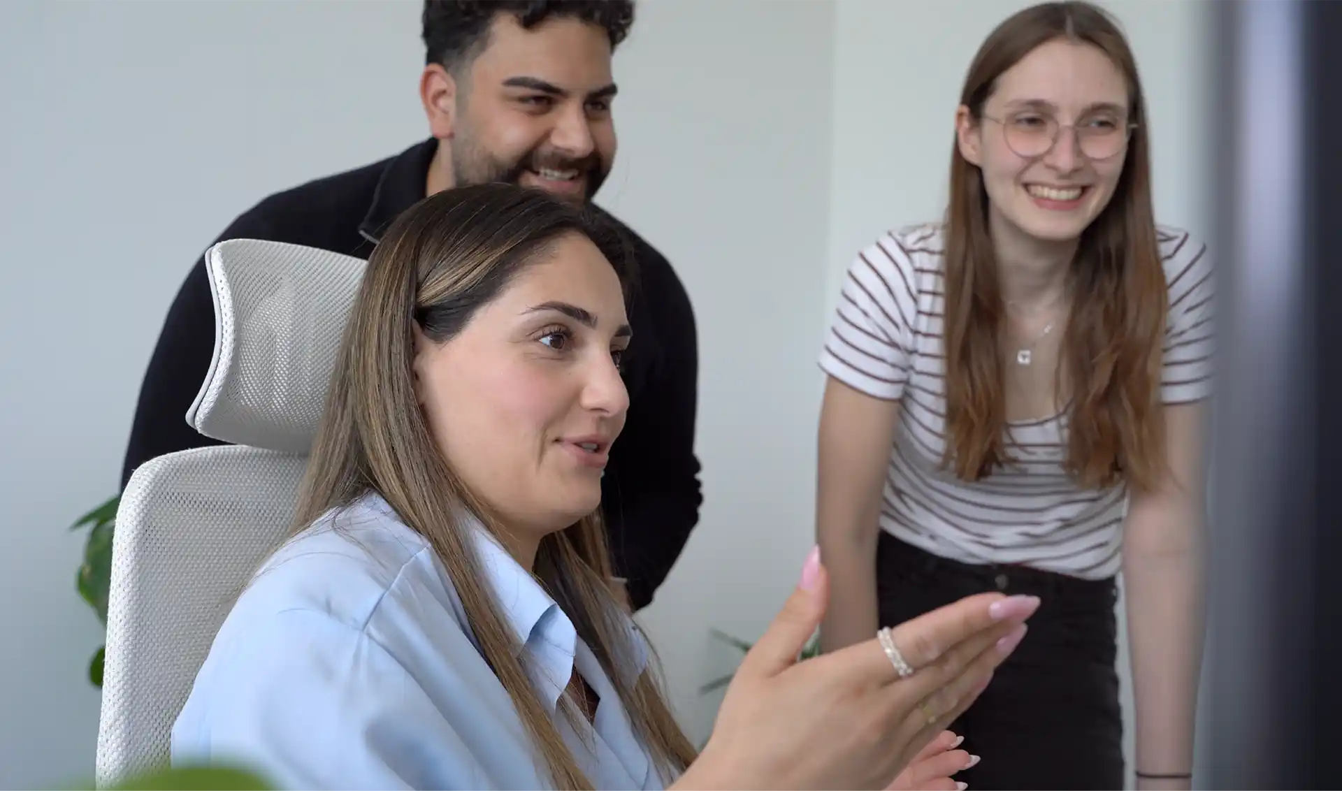 elio Mitarbeiter Die Mitarbeiter Juan und Alicia lassen sich am PC etwas von der Mitarbeiterin Larissa erklären