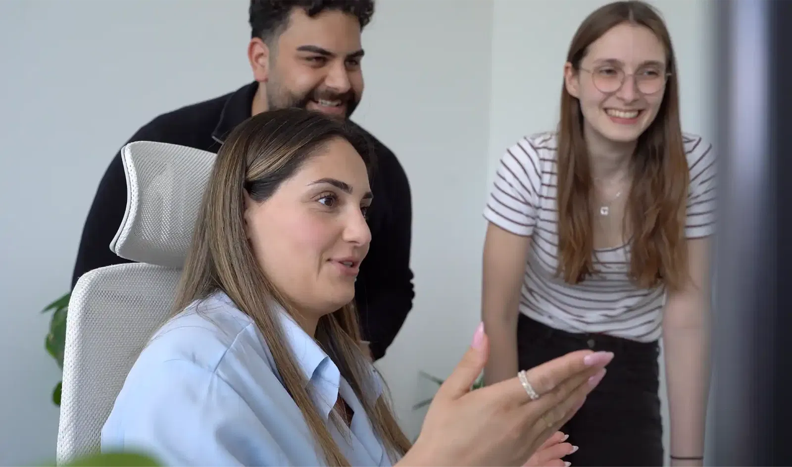 elio Mitarbeiter Die Mitarbeiter Juan und Alicia lassen sich am PC etwas von der Mitarbeiterin Larissa erklären