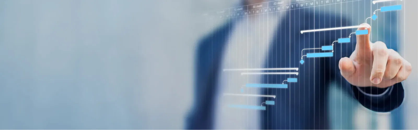 Projektablauf Ein Mann im blauen Anzug deutet auf ein Diagramm.