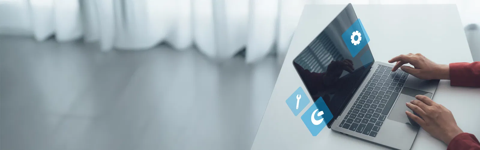 Person interagiert mit einem Laptop auf einem Schreibtisch. Zu sehen sind Symbole, die im Zusammenhang zu Shopware Erweiterungen stehen.