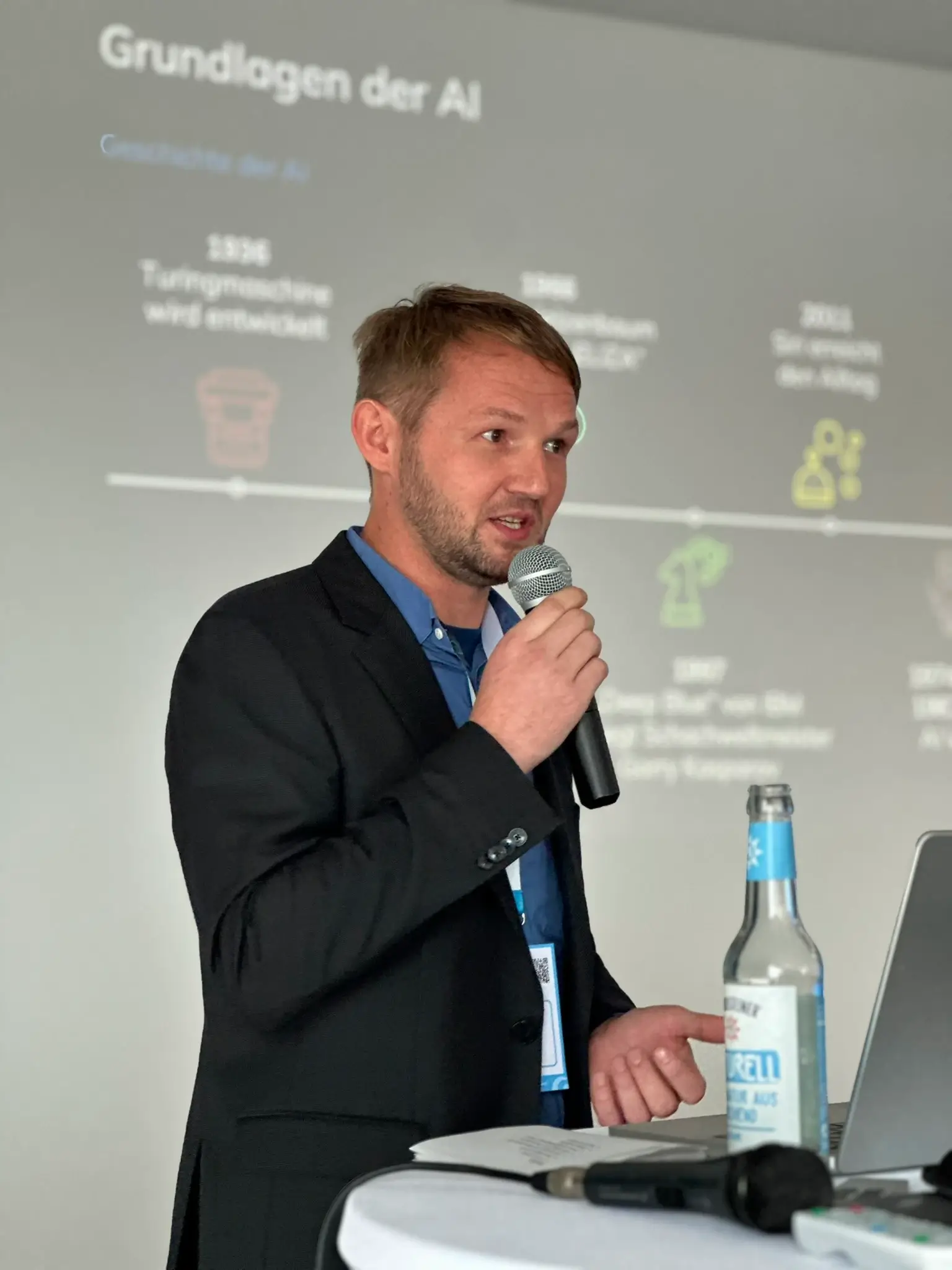 Levitan Novakovski auf der Bühne beim gemeinsamen Event von elio und Shopware 2024 Levitan Novakovski auf der Bühne beim gemeinsamen Event von elio und Shopware 2024