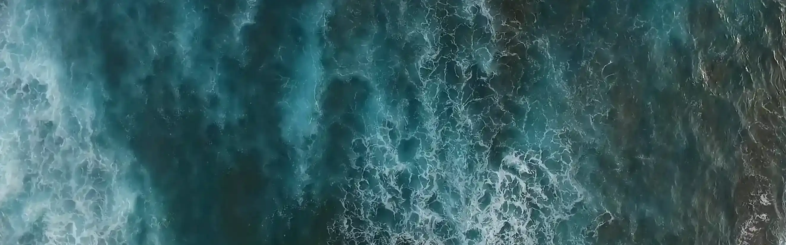 Corporate Responsibility. Das Bild zeigt Wellen, die auf einen Strand zulaufen.