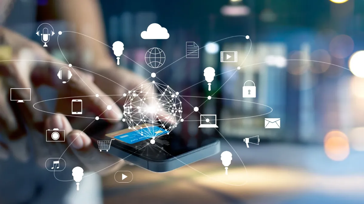 Smartphone in den Händen einer Person und Visualisierung von digitalen Inhalten mit Marketing-Bezug