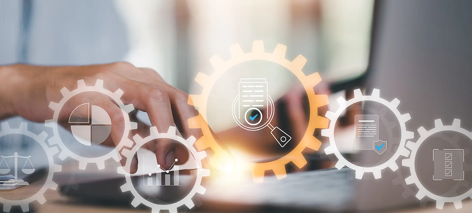 Sonderservice Person tippt auf einer Tastatur, umgeben von Zahnrädern mit Symbolen für Analyse, Dokumente, Checklisten und Datenschutz – symbolisiert Automatisierung, Qualitätskontrolle und Compliance-Prozesse.