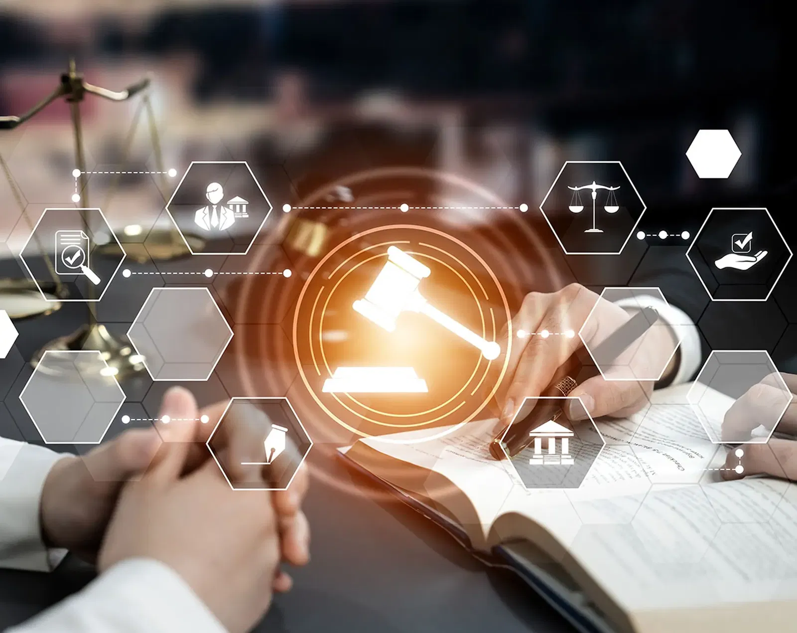 Juristische Beratung Zwei Personen an einem Schreibtisch lesen in einem Buch und Visualisierung von digitalen Inhalten mit juristischem Bezug