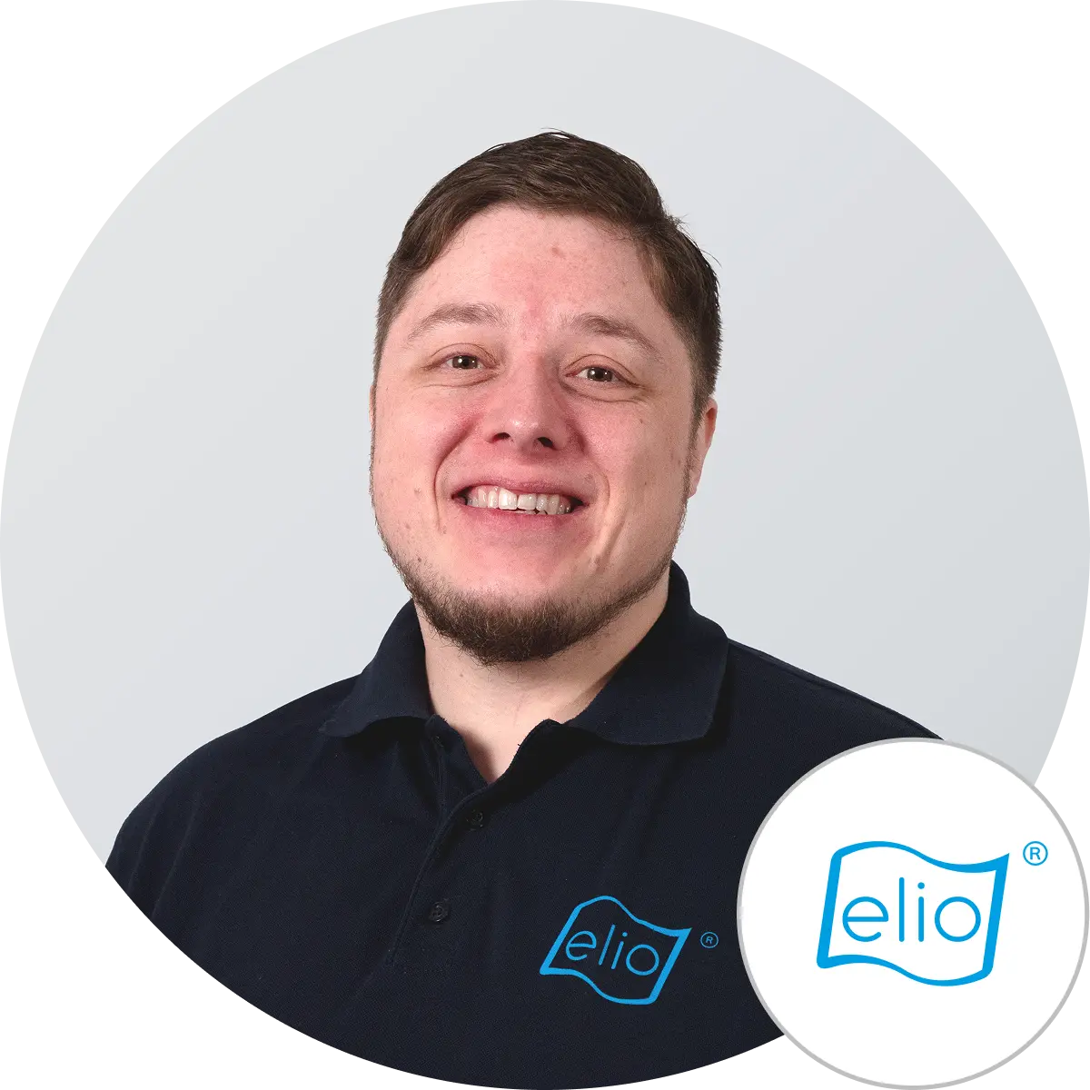 Porträt von Ruben Theerkorn mit elio Logo, elio GmbH