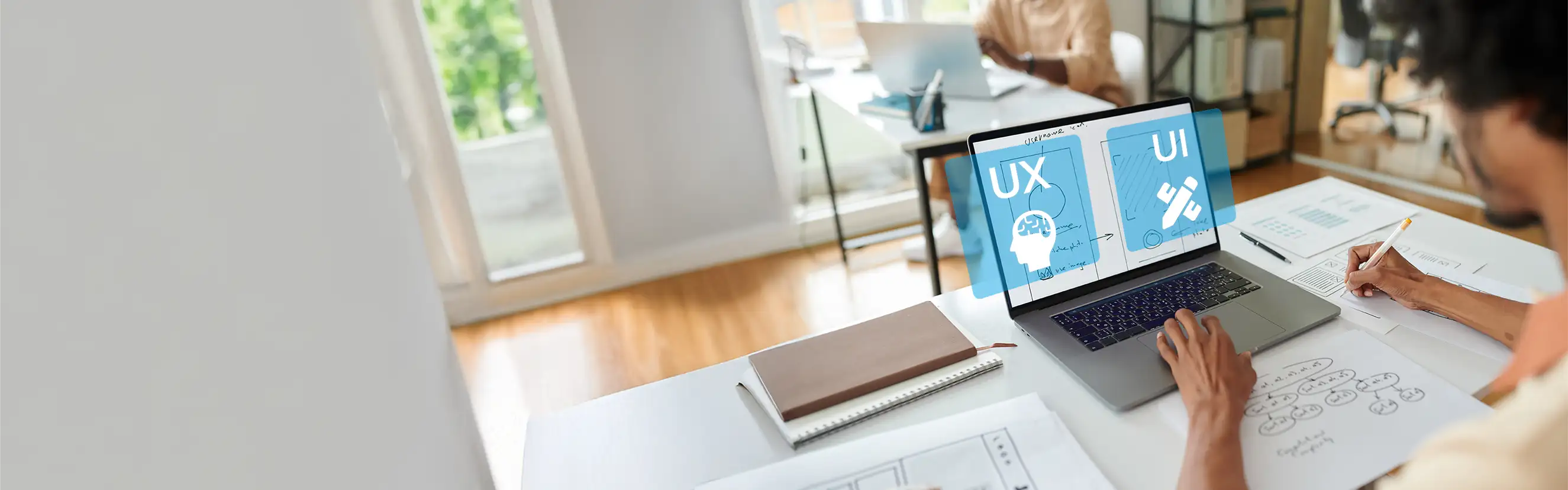 UI & UX Agentur Webdesigner arbeitet an UX- und UI-Designs mit Wireframes auf dem Laptop – modernes Büro und User Experience-Prozess im Hintergrund.