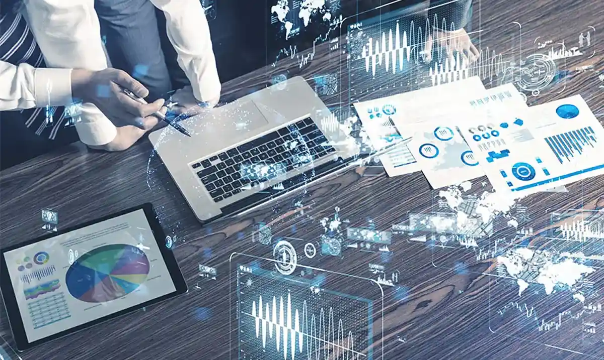 Digitale Beratung Beratungsgespräch an einem Tisch mit Laptop und Grafiken im Format 920x550