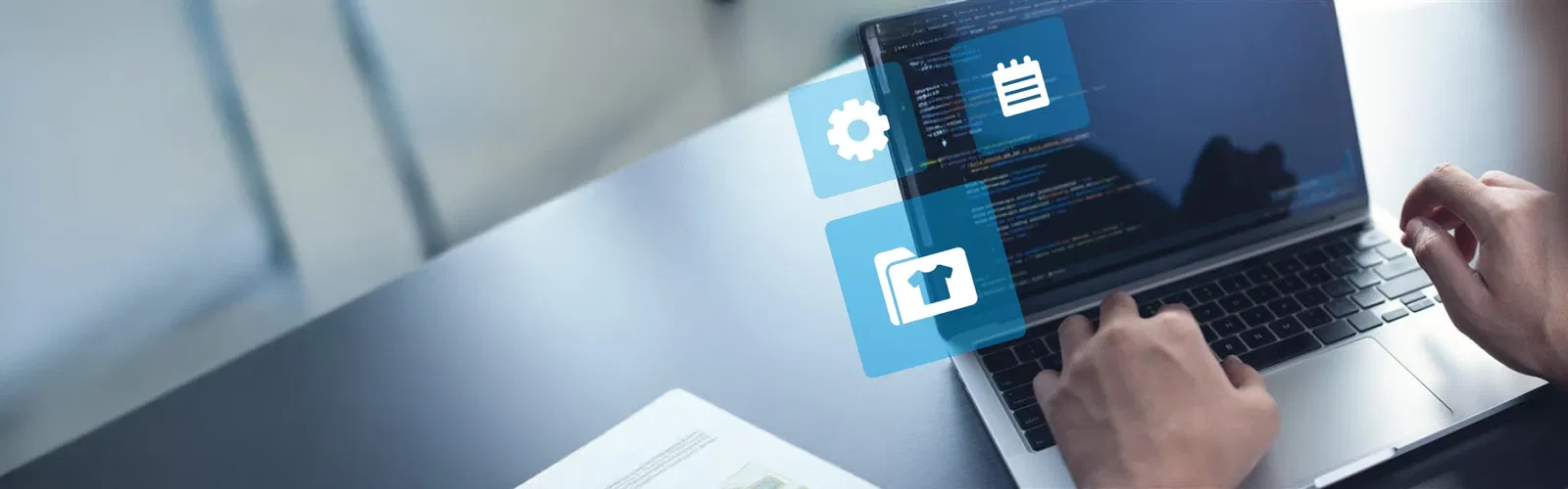 zwei Hände am Laptop mit Icons