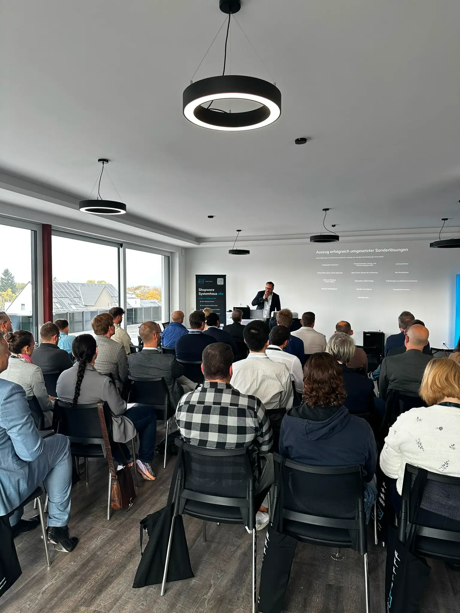 Gemeinsames Event von elio und Shopware 2024 Teilnehmer bei einem Vortrag während des gemeinsamen Events von elio und Shopware 2024, aufmerksam zuhörend und Notizen machend