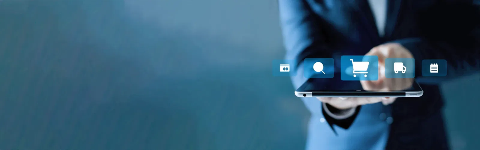 Person im Anzug hält ein Tablet mit Symbolen für Kalender, Suche, Warenkorb, Rechnung und Kundenservice – Darstellung digitaler Shop-Funktionen