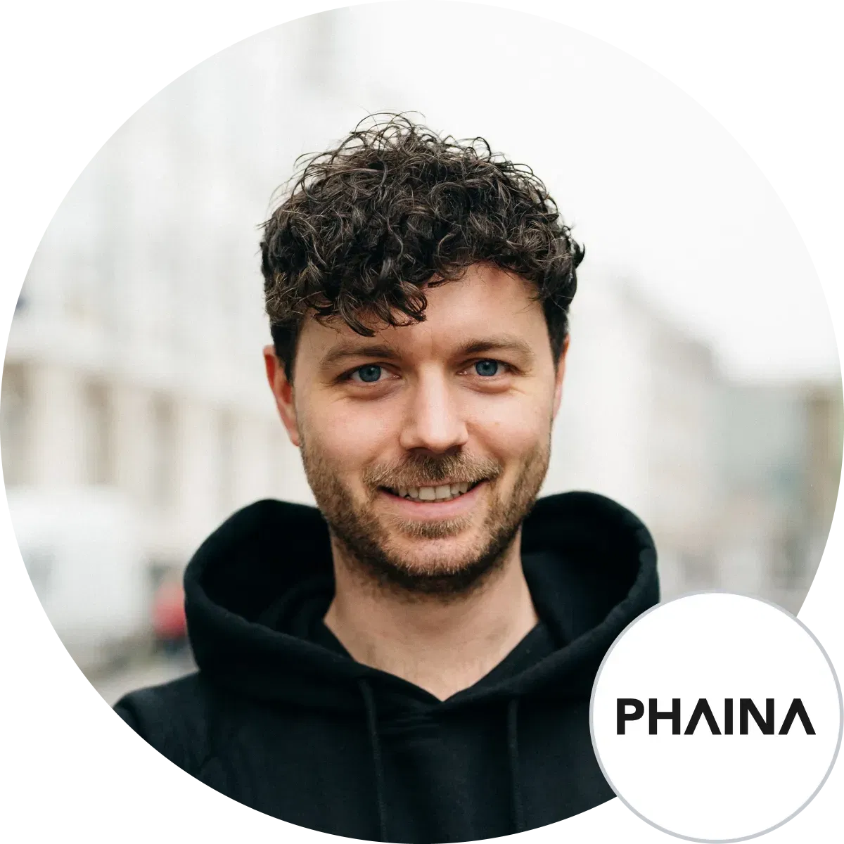 Dominik Witt, PHAINA GmbH Porträt von Dominik Witt mit Phaina Logo, PHAINA GmbH