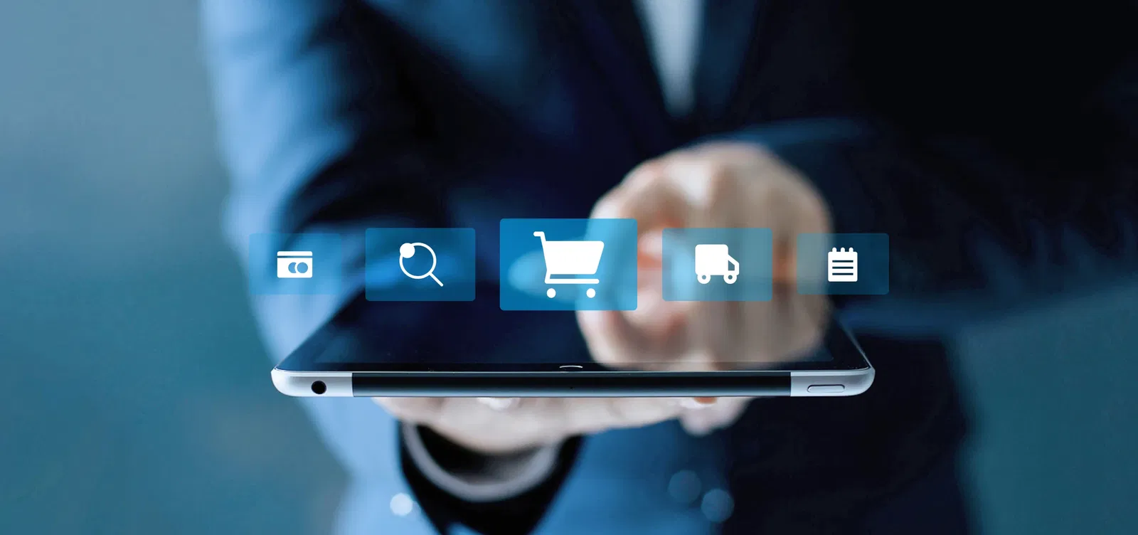 Person im Anzug hält ein Tablet mit Symbolen für Kalender, Suche, Warenkorb, Rechnung und Kundenservice – Darstellung digitaler Shop-Funktionen