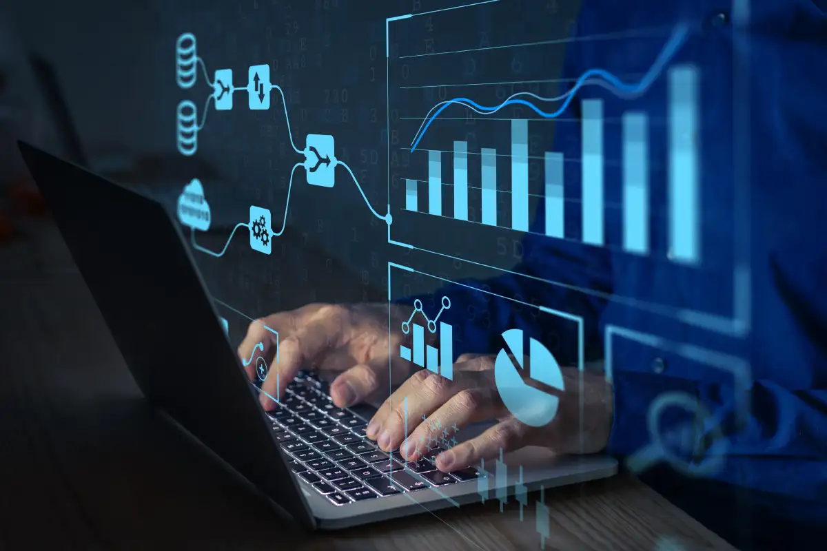 Person vor Laptop und Visualisierung von digitalen Statistiken zu Entwicklung und Performance im Format 920x550