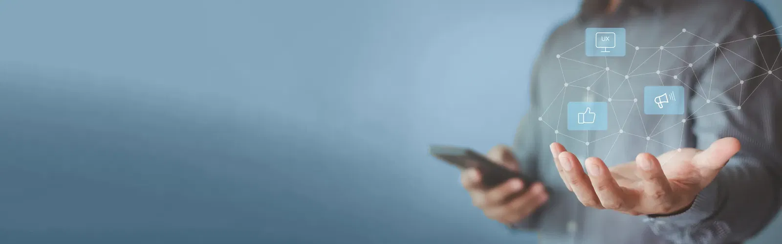 Digital Services Mann hält Smartphone, UX-Icons schweben digital über der Hand.