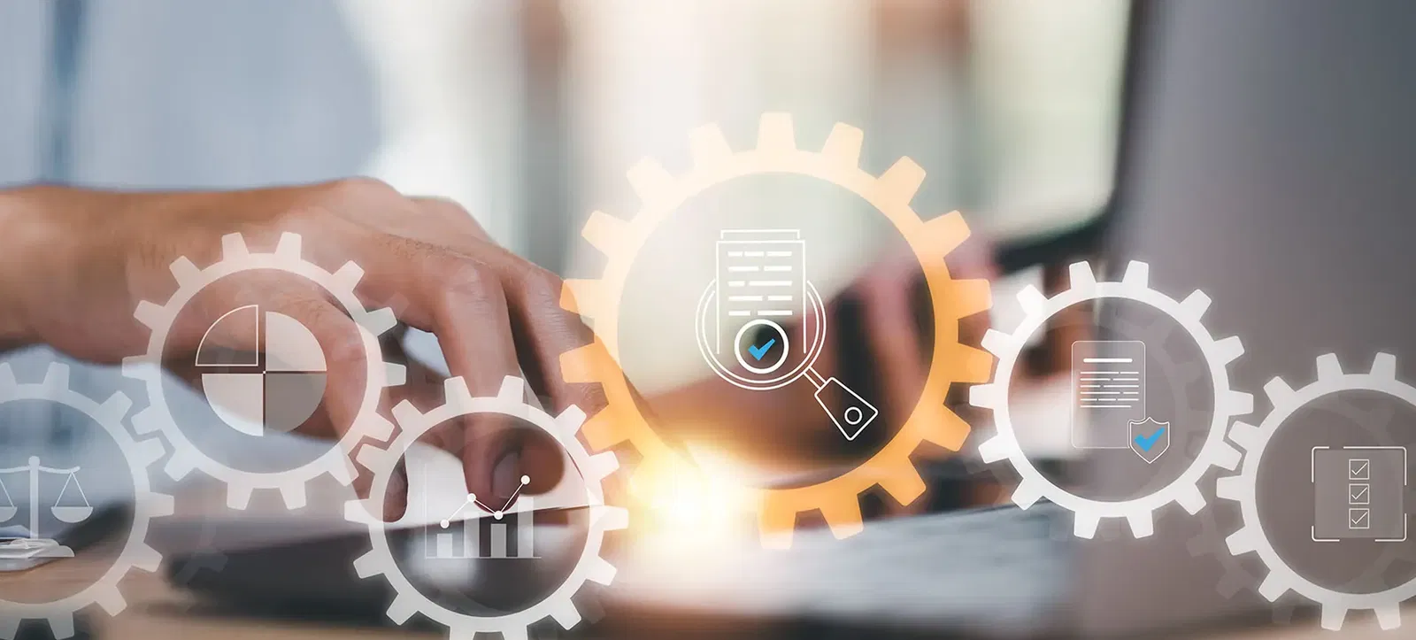 Technisches Gutachten Person vor Laptop und Visualisierung von digitalen Inhalten mit gutachterlichem Bezug