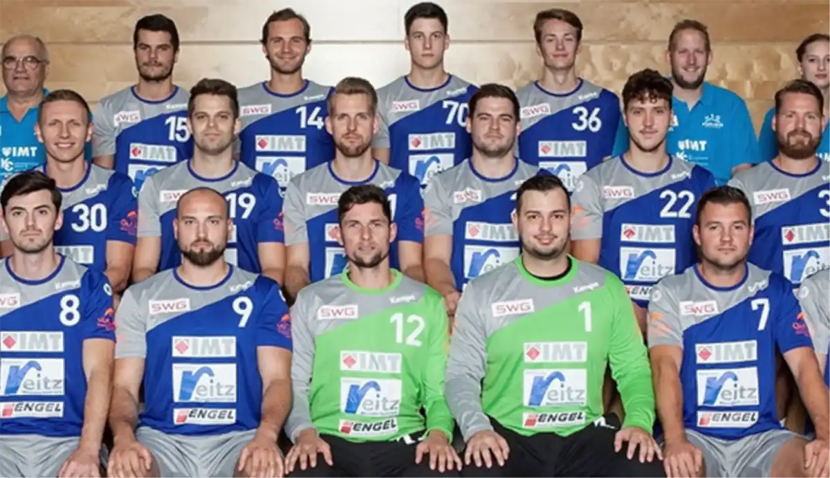 HSG Pohlheim Eine Handballmannschaft posiert in ihren Trikots für ein Foto.