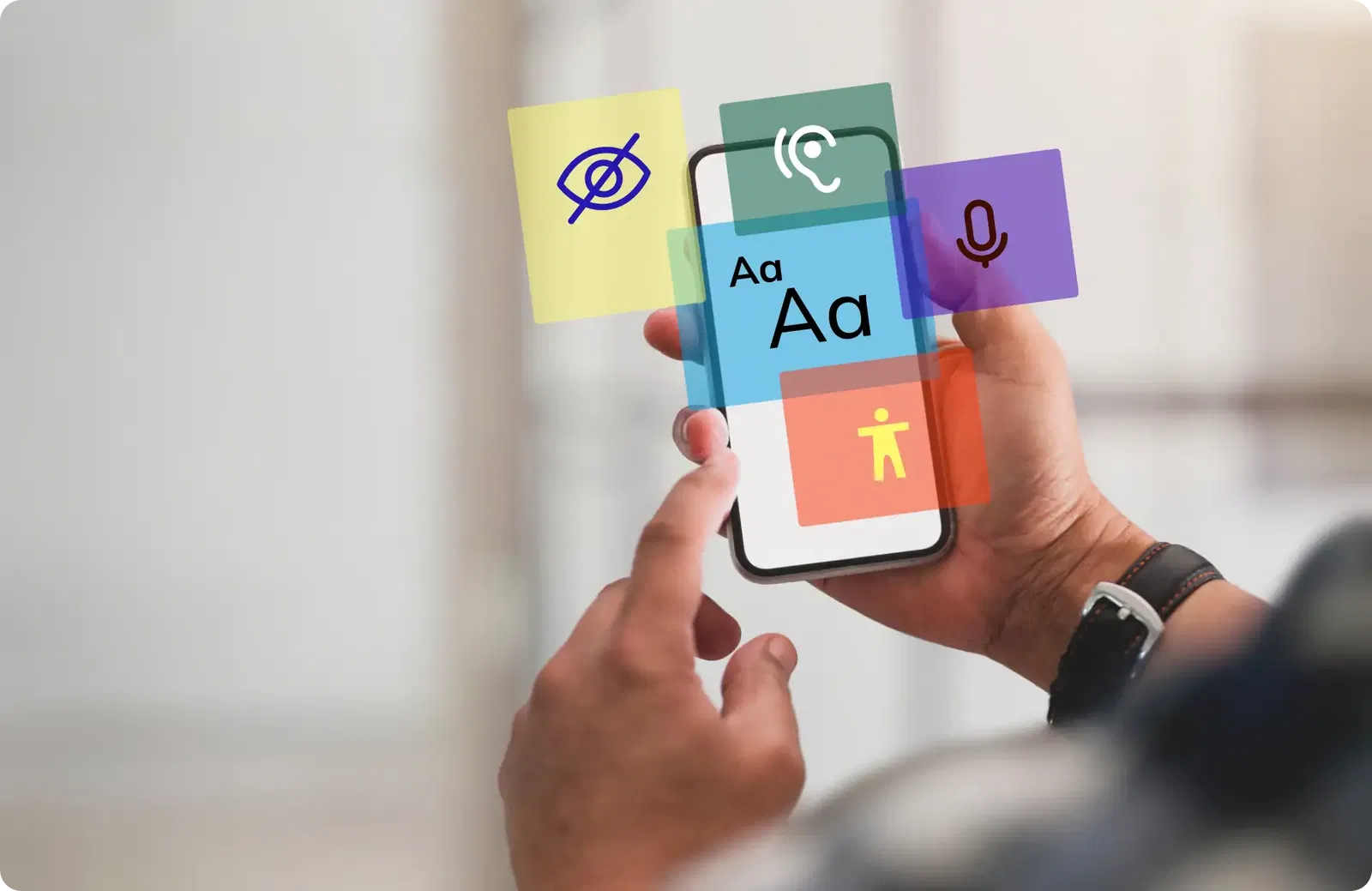 Accessibility Audit Person hält ein Smartphone, umgeben von Symbolen für Barrierefreiheit, einschließlich Icons für Seh-, Hör-, Sprach- und Mobilitätshilfen.
