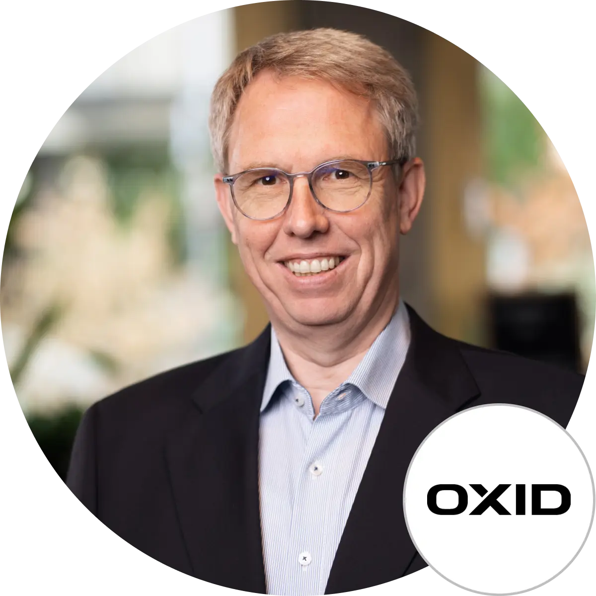 Henry Goettler, OXID eSales AG Porträt von Henry Goettler mit OXID Logo, OXID eSales AG