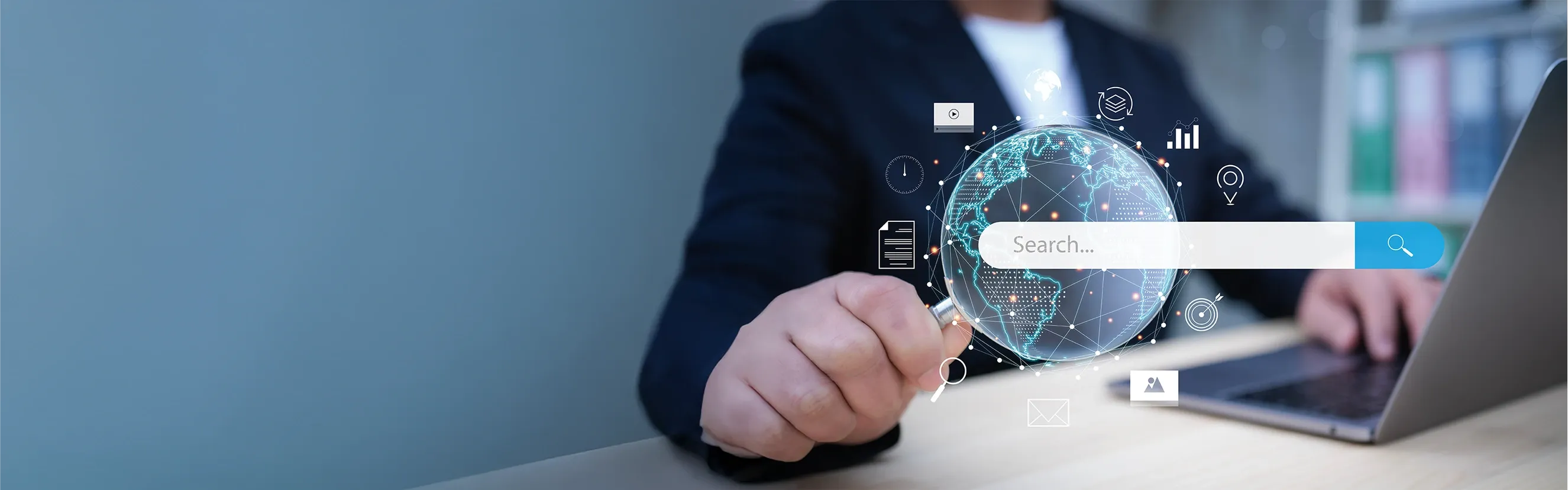 Person nutzt eine Lupe vor einem Laptop mit virtueller Weltkugel und digitalem Suchfeld – symbolisiert globale Internetsuche und Datenanalyse.