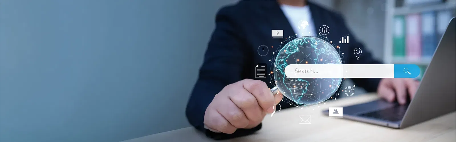 SEO Agentur Person nutzt eine Lupe vor einem Laptop mit virtueller Weltkugel und digitalem Suchfeld – symbolisiert globale Internetsuche und Datenanalyse.