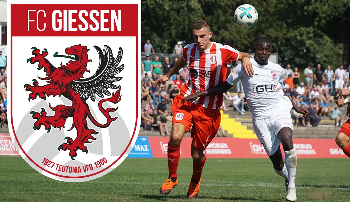FC Giessen Auf der rechten Seite des Bildes sieht man zwei Fußballspieler, die im Zweikampf sind. Links ist das Wappen des FC Giessen zu sehen.