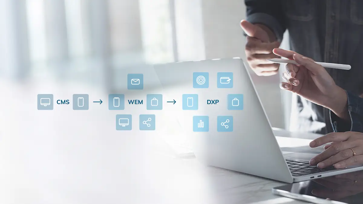 Wir kennen uns beim Thema DXP und CMS aus. Zwei Personen diskutieren über Digital Experience Platforms (DXP) mit einem Laptop, der ein Flussdiagramm von CMS über WEM zu DXP zeigt.