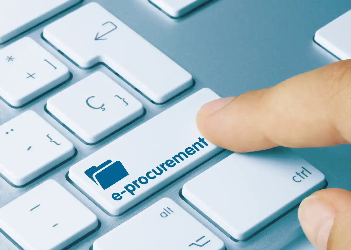 Wir stellen die Weichen für E-Procurement Nahaufnahme eines Fingers, der die 'e-procurement'-Taste auf einer weißen Computertastatur drückt. Die Taste zeigt ein Symbol mit einem blauen Ordner.