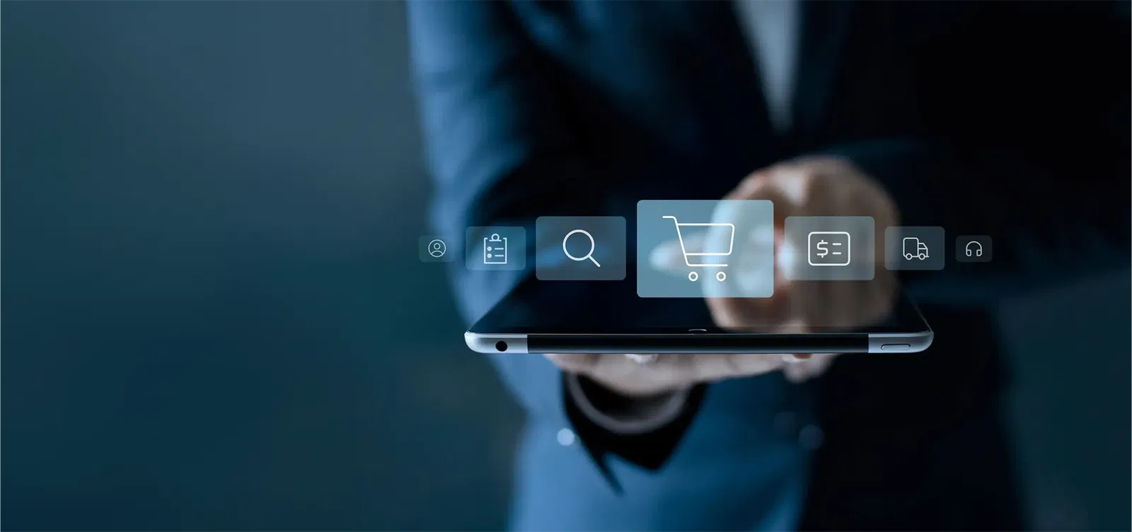 elio die Online-Shop Agentur Person im Anzug hält ein Tablet mit Symbolen für Kalender, Suche, Warenkorb, Rechnung und Kundenservice – Darstellung digitaler Shop-Funktionen