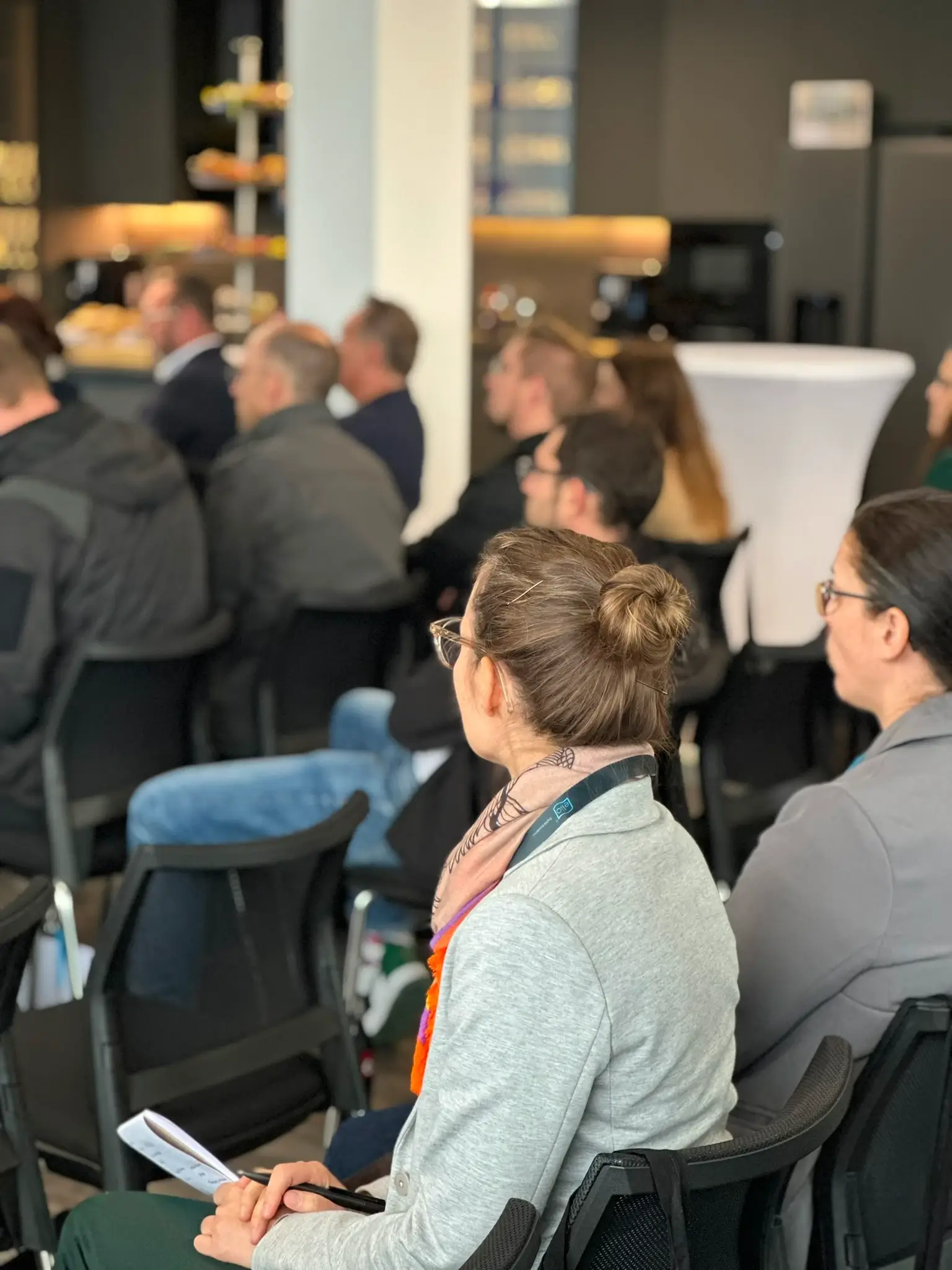 Gemeinsames Event von elio und Shopware 2024 Teilnehmer bei einem Vortrag während des gemeinsamen Events von elio und Shopware 2024, aufmerksam zuhörend und Notizen machend