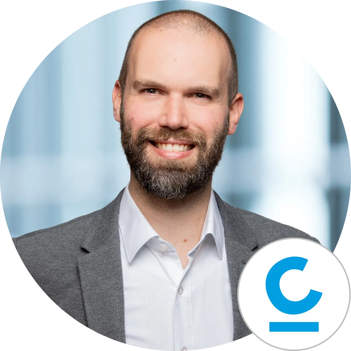 Nils Hagen, Creditreform Porträt von Nils Hagen mit Creditreform Logo, Creditreform