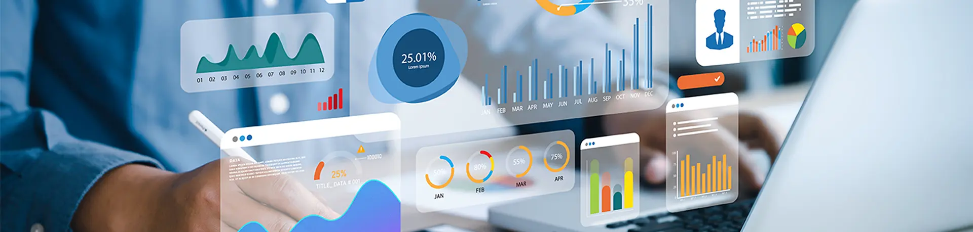 Performance Person arbeitet an einem Laptop, während interaktive Diagramme, Statistiken und Datenvisualisierungen holografisch dargestellt werden – symbolisiert Datenanalyse und Business Intelligence.