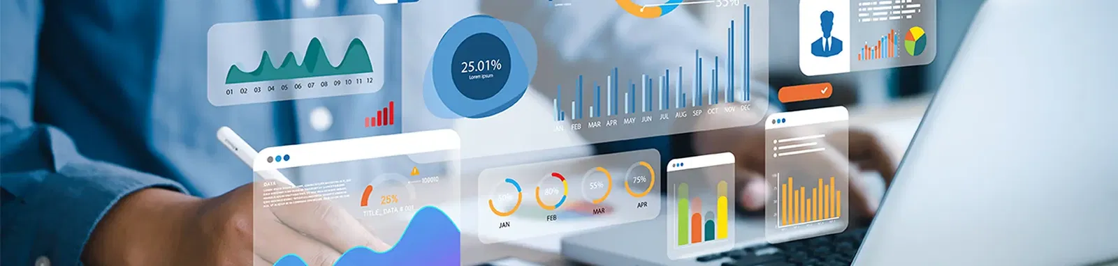Performance Person arbeitet an einem Laptop, während interaktive Diagramme, Statistiken und Datenvisualisierungen holografisch dargestellt werden – symbolisiert Datenanalyse und Business Intelligence.