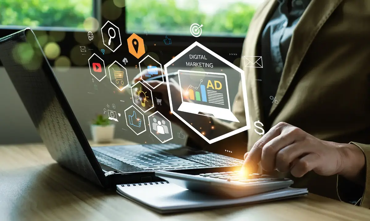 SEA Person arbeitet am Laptop mit Taschenrechner – digitale Marketing-Icons wie SEO, Social Media, E-Commerce und Werbung schweben über dem Bildschirm – symbolisiert datengetriebenes Online-Marketing.