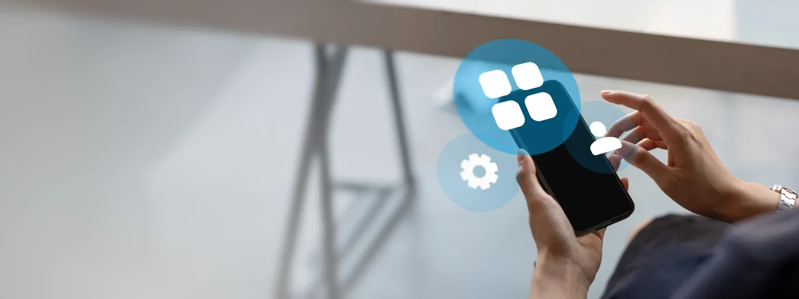 Symbolbild für DXP: Person hält Smartphone in der Hand, über dem verschiedene Symbole schweben