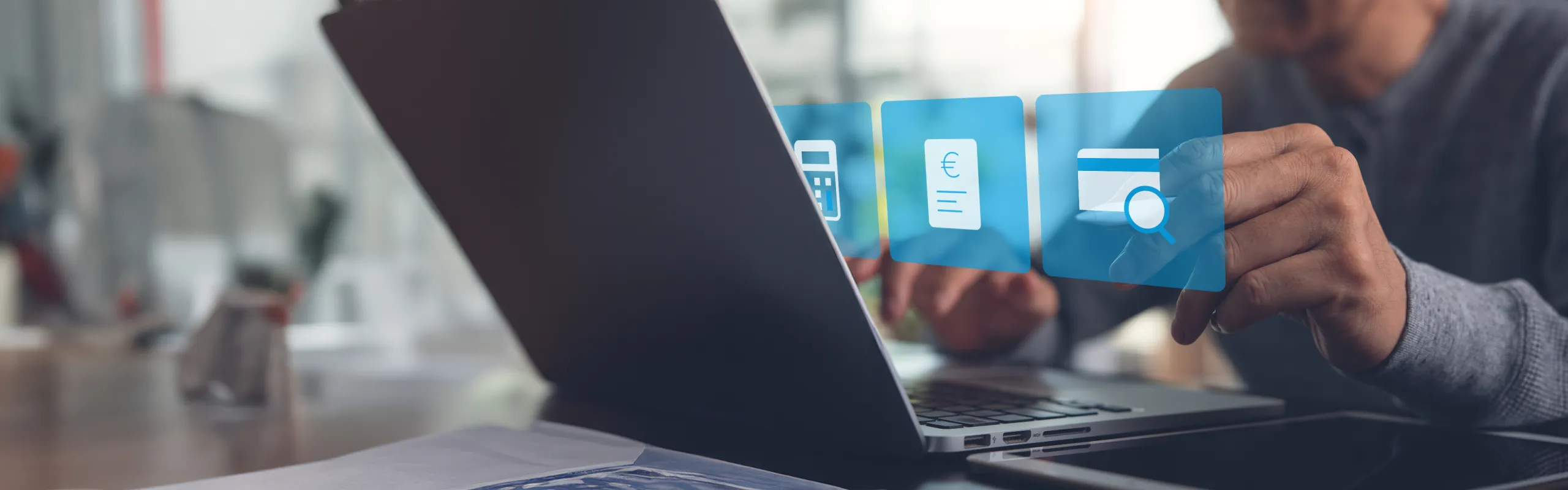 Projektfinanzierung Person arbeitet an einem Laptop und interagiert mit digitalen Icons für Dokumente, Währungen und Kreditkarten.