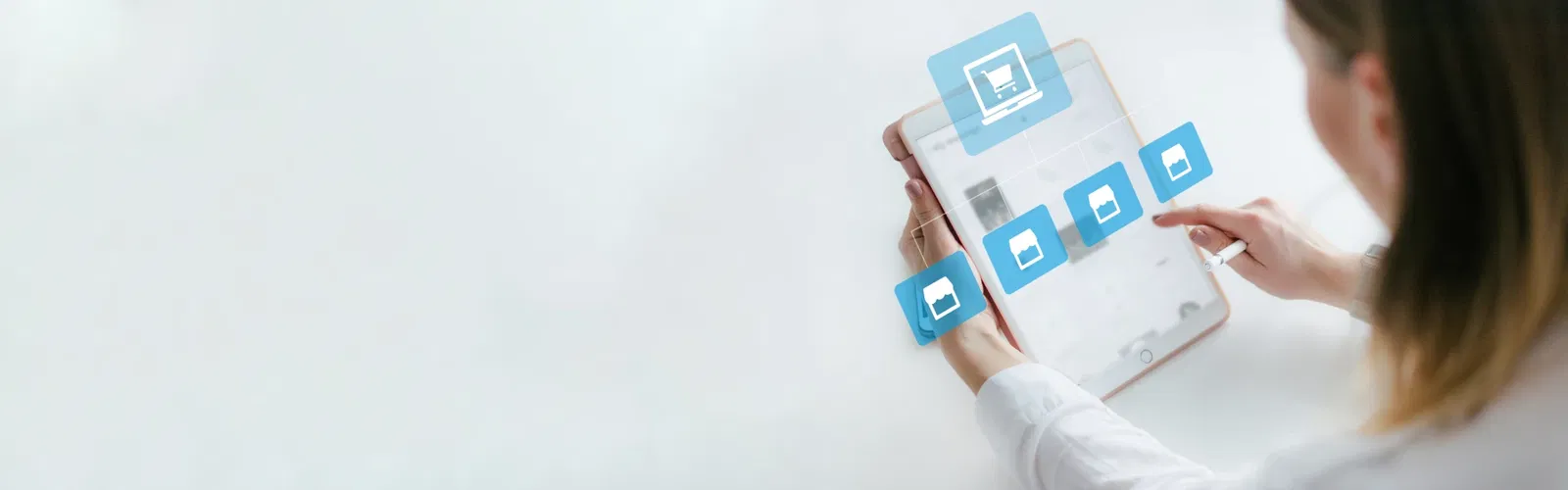 Person interagiert mit einem Tablet, das eine digitale Oberfläche mit Symbolen und Diagrammen zeigt – Anwendung im Kontext eines Online-Marktplatzes