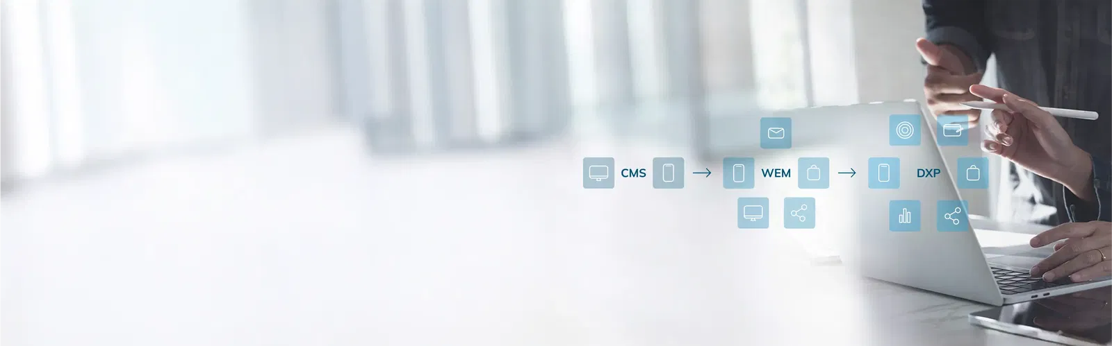 Wir kennen uns beim Thema DXP und CMS aus. Zwei Personen diskutieren über Digital Experience Platforms (DXP) mit einem Laptop, der ein Flussdiagramm von CMS über WEM zu DXP zeigt.