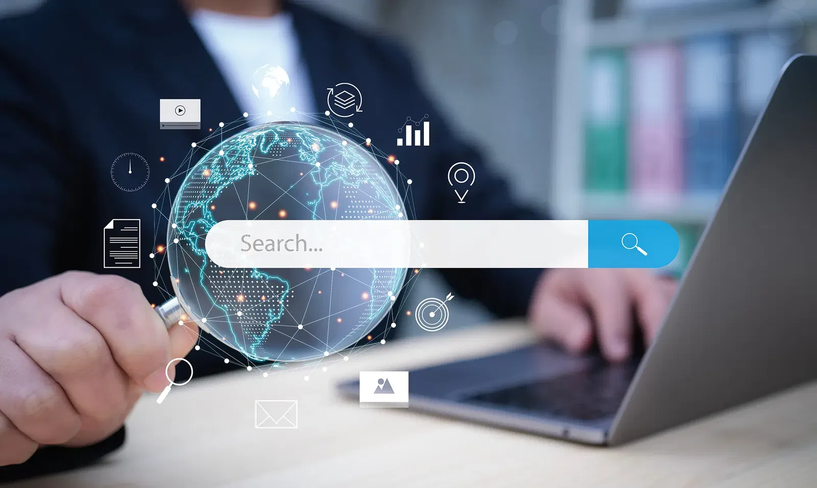 SEO Person nutzt Laptop mit virtueller Weltkugel und digitalem Suchfeld – Symbolbild für globale Online-Suche und digitale Vernetzung.