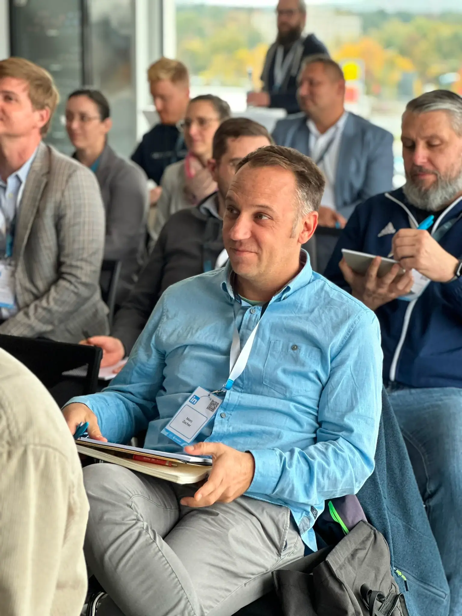 Gemeinsames Event von elio und Shopware 2024 Teilnehmer bei einem Vortrag während des gemeinsamen Events von elio und Shopware 2024, aufmerksam zuhörend und Notizen machend