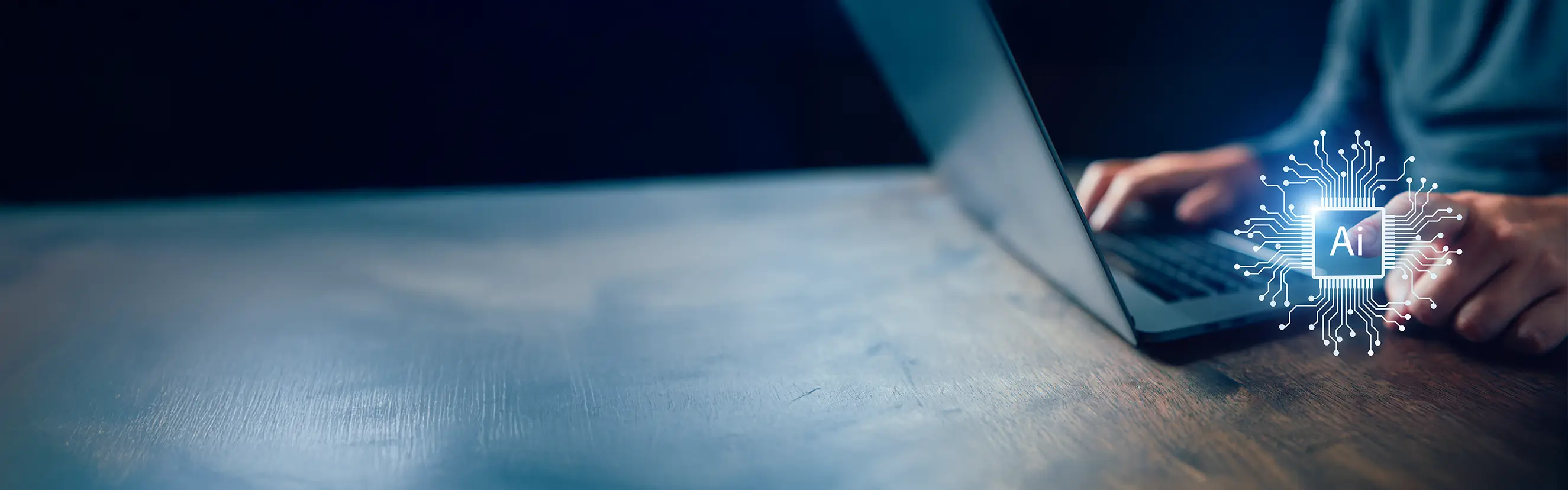 KI-Agentur elio Person arbeitet an einem Laptop mit einem KI-Symbol im Vordergrund, das die Bedeutung von Künstlicher Intelligenz in der modernen Technologie hervorhebt.