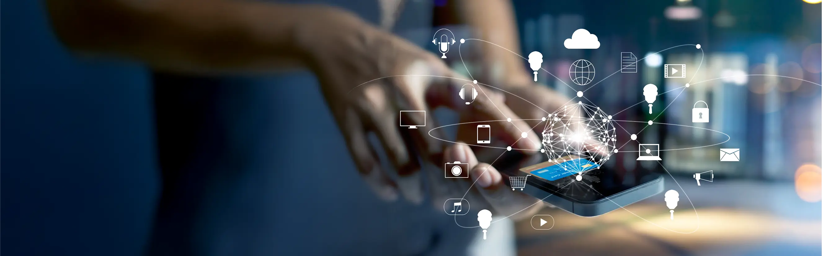 Online Marketing Agentur Person verwendet Smartphone mit virtuellen Icons für digitale Kommunikation, Sicherheit, Cloud und E-Commerce.